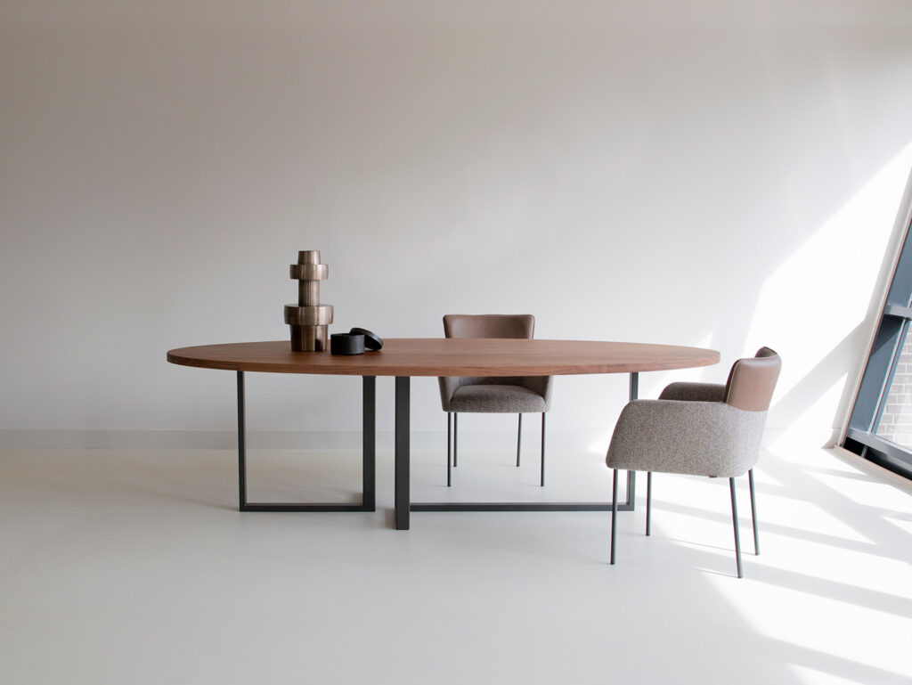 Tafels en stoelen Ponsaerts Meubelen eetkamer set design stoelen metaal textiel leder