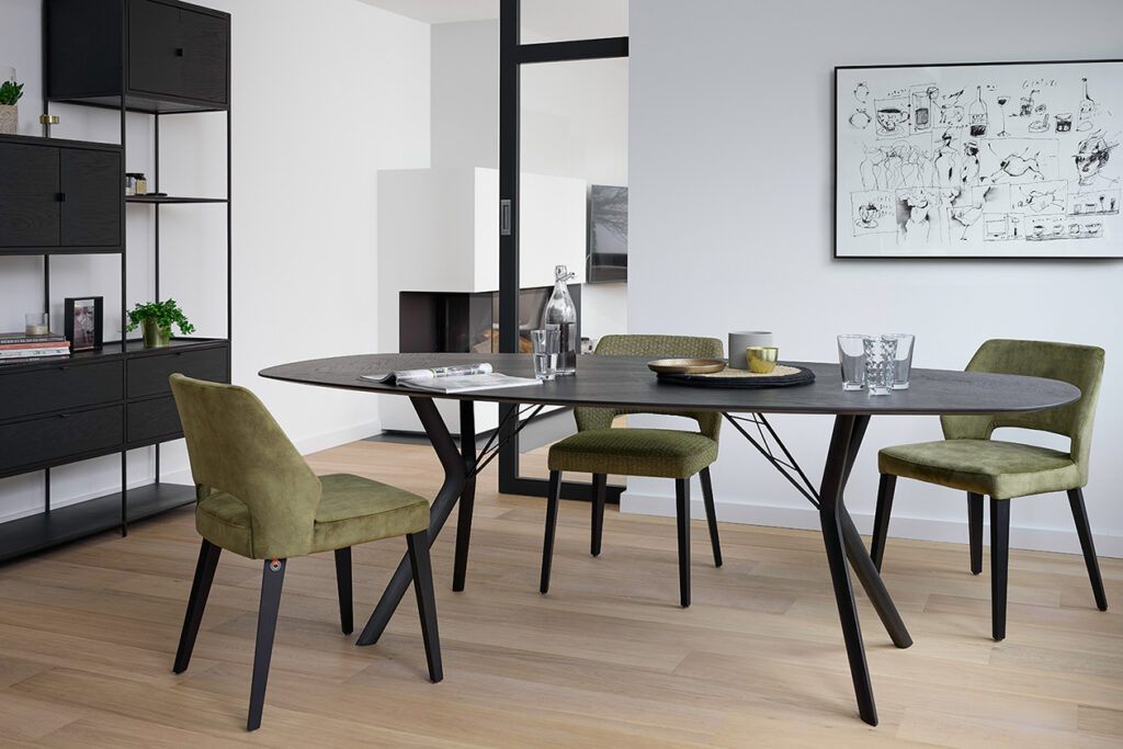Tafels en stoelen Ponsaerts Meubelen eetkamer set design stoelen metaal velvet kaki