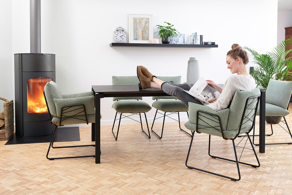 Tafels en stoelen Ponsaerts Meubelen eetkamer set design stoelen metaal textiel